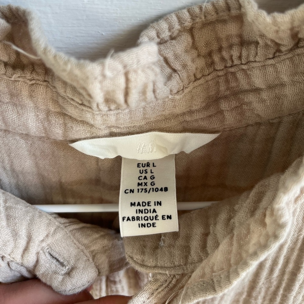 H&M Ruffled Button-Front Women's Top - Picture 2 of 5